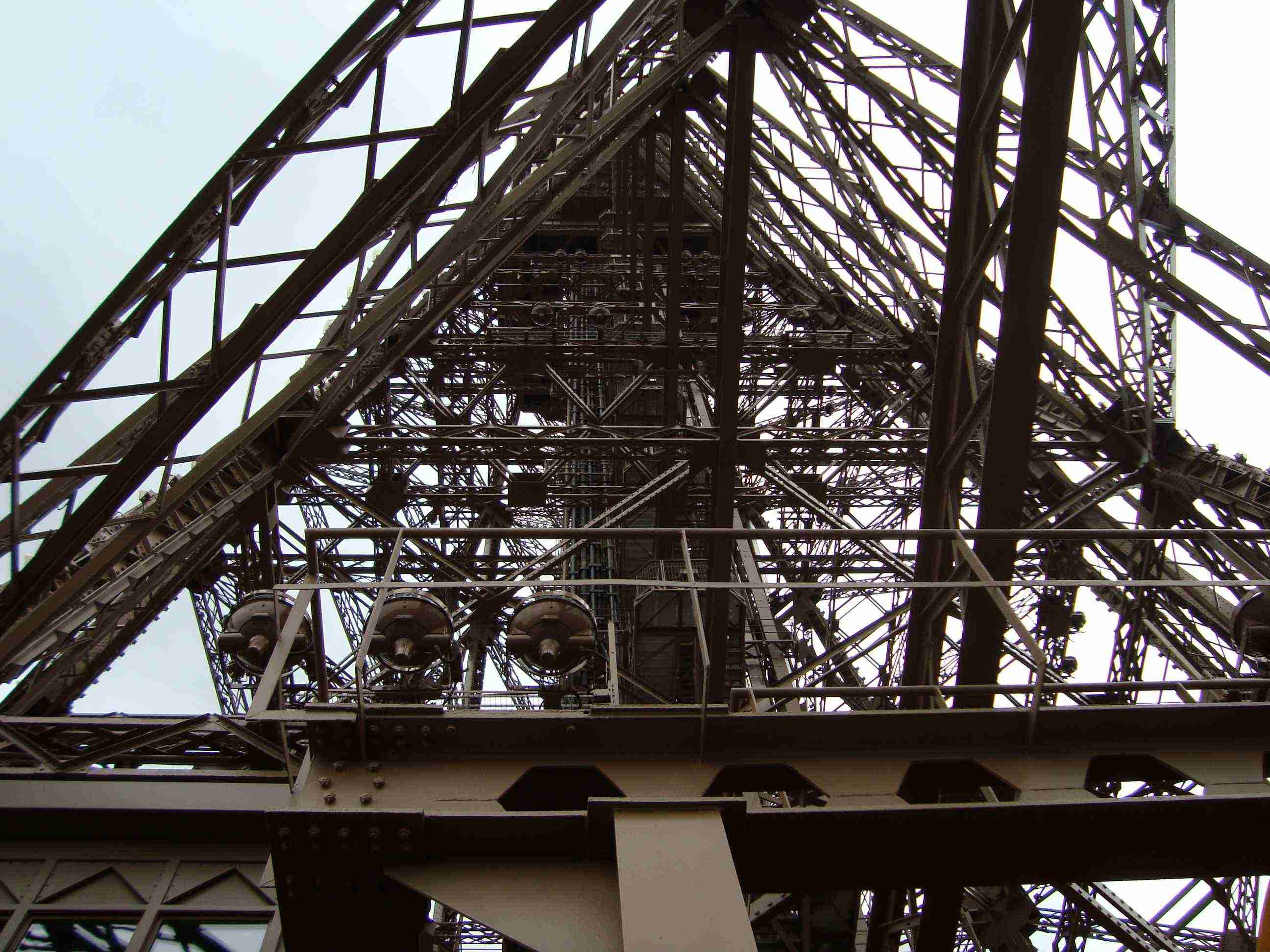 鉄骨むき出しのエッフェル塔。そう言えば、東京タワー、通天閣など、どうだったの印象余りありませんでした